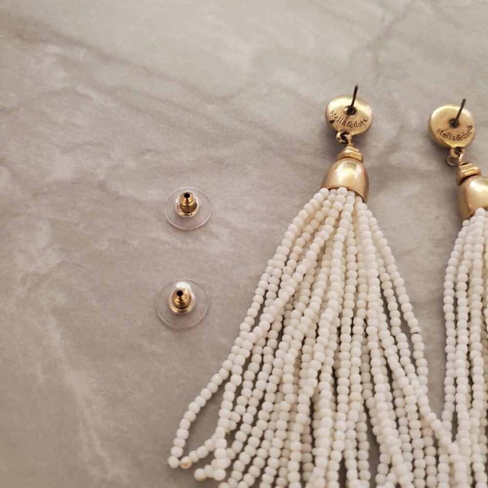 ✨ Stella and Dot White Seed Beaded Beads Marble Boho Tassel Earrings ✨ - Picture 7 of 9